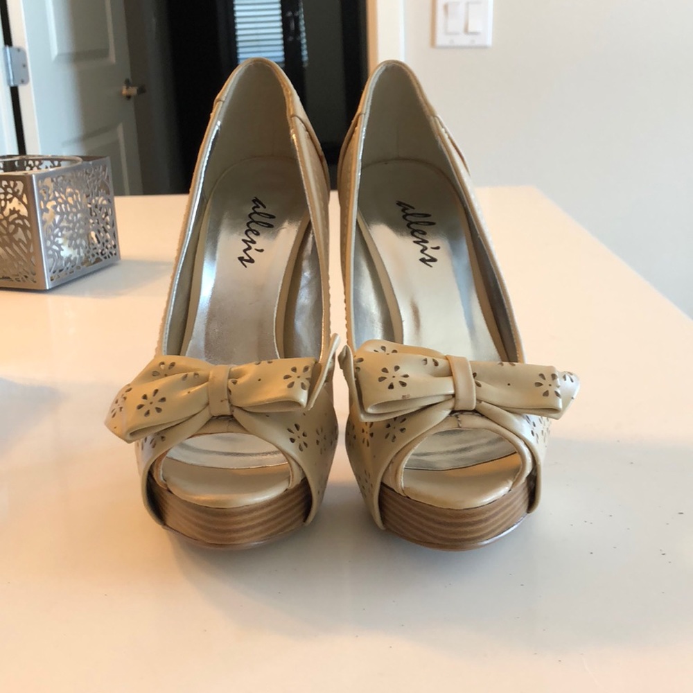 NWOT! Natural bow tie heels